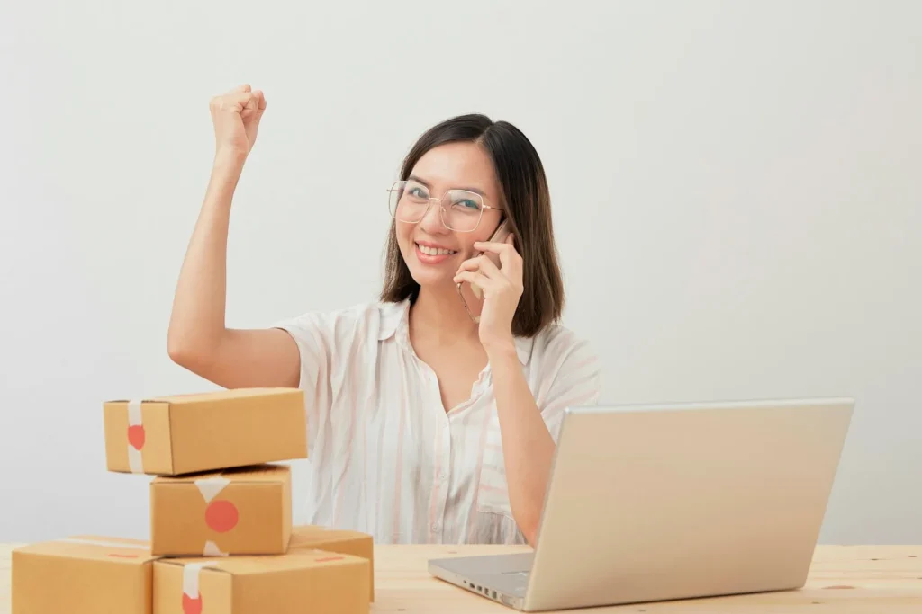 Nhân viên cửa hàng nhỏ đóng gói đơn hàng online để giao cho khách