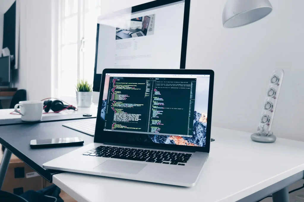 Người quản trị kiểm tra website bán hàng trên máy tính