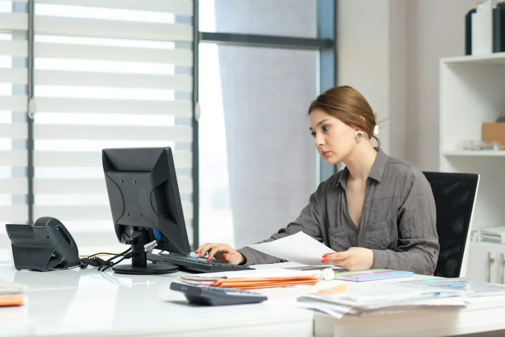 Nhân viên hành chính xử lý hồ sơ giấy tờ tại văn phòng