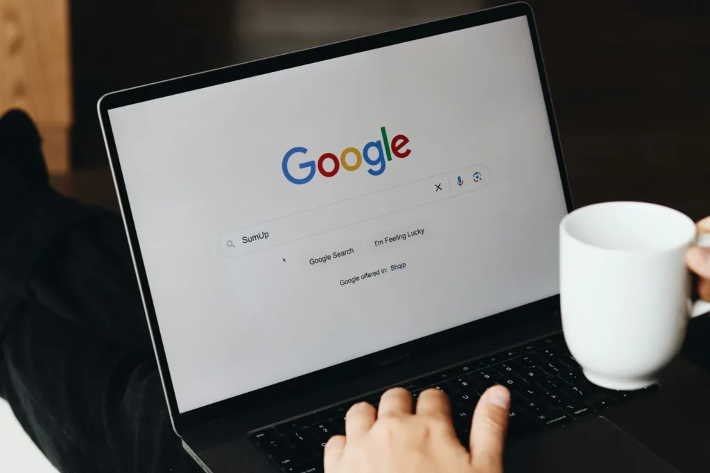 Người dùng gõ tìm kiếm sản phẩm trên Google bằng máy tính xách tay
