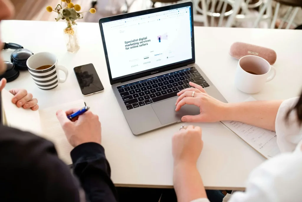 Dựng giao diện website bán hàng trên máy tính tại bàn làm việc