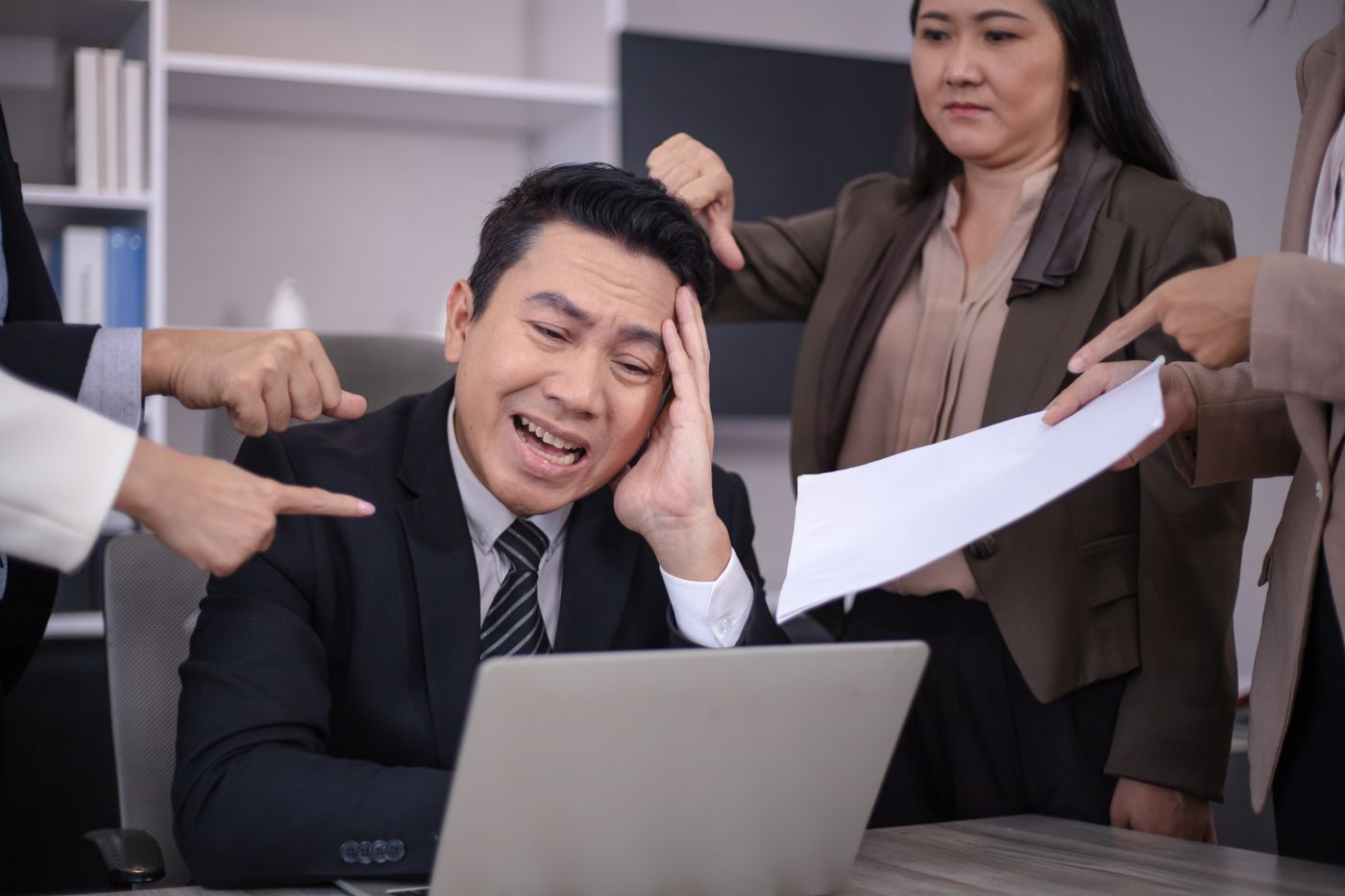 Chủ doanh nghiệp bị dồn giấy tờ chờ ký duyệt