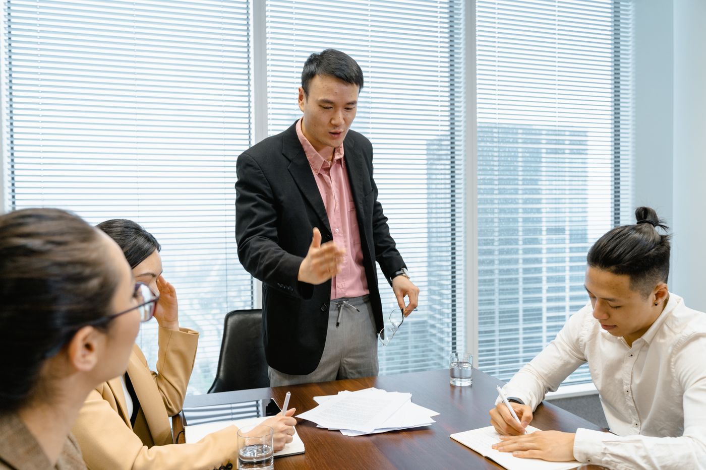 Quản lý trao đổi với đội ngũ trong buổi họp vận hành theo quy trình